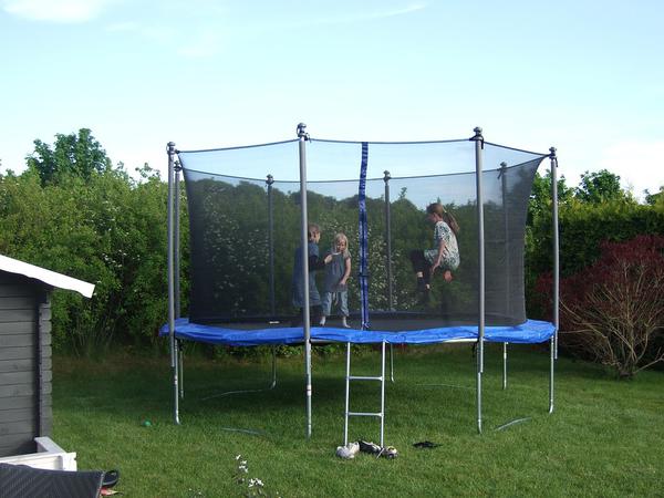 trampoliny na zewnątrz